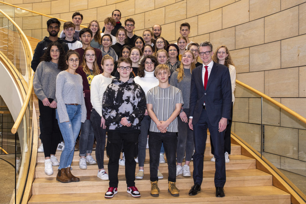 Der SPD-Landtagsabgeordnete Sven Wolf wurde in Düsseldorf von Schüler*innen des Remscheider Gertrud Bäumer Gymnasiums besucht. Foto: Daniel Behmenburg