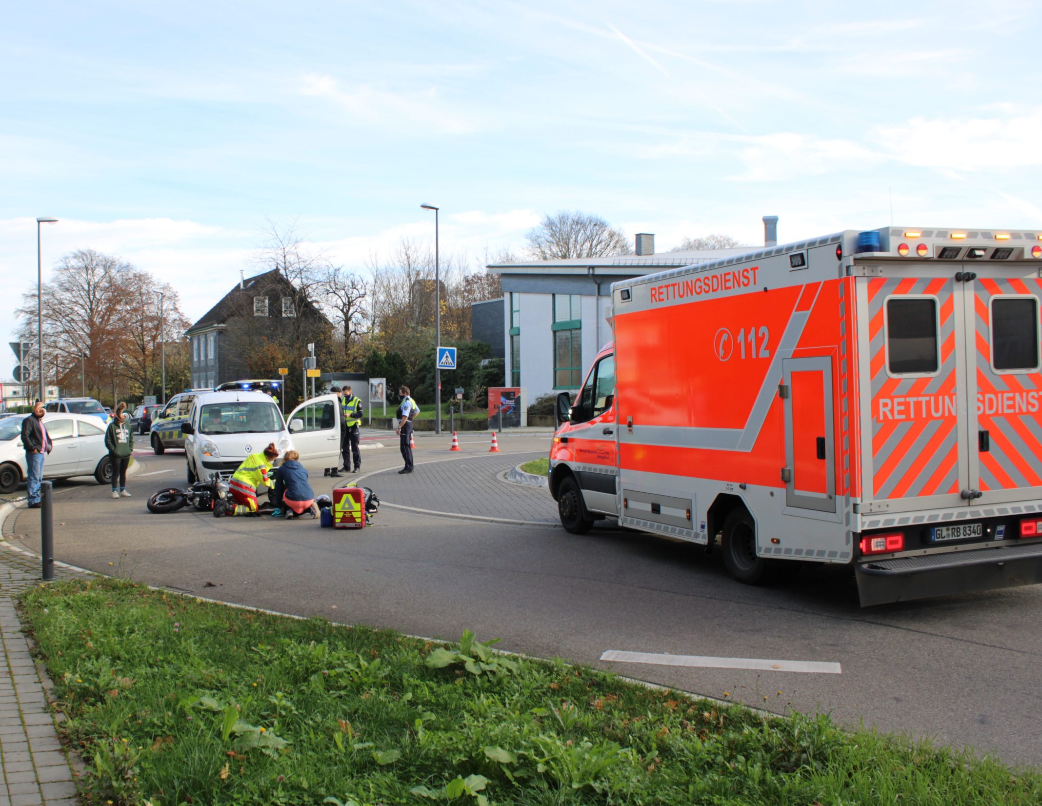 Motorradfahrer Bei Unfall Im Kreisverkehr Schwer Verletzt ...