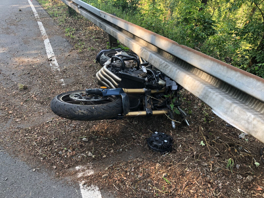 Unter der Leitplanke eingeklemmtes Motorrad des verunfallten Fahrers (21). Foto: Polizei Oberberg
